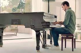 Roger Federer plays the piano in jeans UNIQLO: What's the music in the ad?